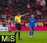 01.11.2025, Fussball Bundesliga 2025/2026, 9.Spieltag, FC Bayern Mnchen - Bayer Leverkusen, in der Allianz-Arena Mnchen, Schiedsrichter Deniz Aytekin zeigend  