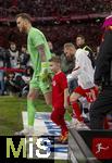 01.11.2025, Fussball Bundesliga 2025/2026, 9.Spieltag, FC Bayern Mnchen - Bayer Leverkusen, in der Allianz-Arena Mnchen, Torwart Mark Flekken (Leverkusen) kommt auf den Platz mit einem Einlaufkind an der Hand.