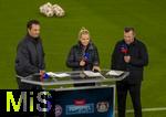 01.11.2025, Fussball Bundesliga 2025/2026, 9.Spieltag, FC Bayern Mnchen - Bayer Leverkusen, in der Allianz-Arena Mnchen, SKY-Sport-Tisch am Spielfeldrand mit v.li: Sebastian Hellmann, Julia Simic, Lothar Matthus,   