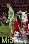 01.11.2025, Fussball Bundesliga 2025/2026, 9.Spieltag, FC Bayern Mnchen - Bayer Leverkusen, in der Allianz-Arena Mnchen, Torwart Mark Flekken (Leverkusen) kommt auf den Platz mit einem Einlaufkind an der Hand.