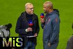 01.11.2025, Fussball Bundesliga 2025/2026, 9.Spieltag, FC Bayern Mnchen - Bayer Leverkusen, in der Allianz-Arena Mnchen, SKY-Sport Interview am Spielfeldrand mit Moderator Patrick Wasserziehr (li) und Trainer Vincent Kompany (FC Bayern Mnchen)  