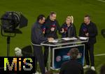 01.11.2025, Fussball Bundesliga 2025/2026, 9.Spieltag, FC Bayern Mnchen - Bayer Leverkusen, in der Allianz-Arena Mnchen, SKY-Sport-Tisch am Spielfeldrand mit v.li: Sebastian Hellmann, Trainer KasperHjulmand (Bayer Leverkusen), Julia Simic, Lothar Matthus,  