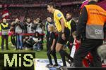 01.11.2025, Fussball Bundesliga 2025/2026, 9.Spieltag, FC Bayern Mnchen - Bayer Leverkusen, in der Allianz-Arena Mnchen, sSchiedsrichter Deniz Aytekin kommt auf den Platz mit einem Einlaufkind an der Hand.