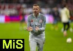 01.11.2025, Fussball Bundesliga 2025/2026, 9.Spieltag, FC Bayern Mnchen - Bayer Leverkusen, in der Allianz-Arena Mnchen, Fitnesstrainer Miguel Angel Campos (Leverkusen, Performance-Manager) feuert die Spieler beim Warmlaufen an.