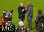 01.11.2025, Fussball Bundesliga 2025/2026, 9.Spieltag, FC Bayern Mnchen - Bayer Leverkusen, in der Allianz-Arena Mnchen, SKY-Sport Interview am Spielfeldrand mit Moderator Patrick Wasserziehr (li) und Trainer Vincent Kompany (FC Bayern Mnchen)  