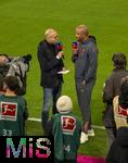 01.11.2025, Fussball Bundesliga 2025/2026, 9.Spieltag, FC Bayern Mnchen - Bayer Leverkusen, in der Allianz-Arena Mnchen, SKY-Sport Interview am Spielfeldrand mit Moderator Patrick Wasserziehr (li) und Trainer Vincent Kompany (FC Bayern Mnchen) 