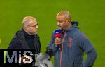 01.11.2025, Fussball Bundesliga 2025/2026, 9.Spieltag, FC Bayern Mnchen - Bayer Leverkusen, in der Allianz-Arena Mnchen, SKY-Sport Interview am Spielfeldrand mit Moderator Patrick Wasserziehr (li) und Trainer Vincent Kompany (FC Bayern Mnchen)  