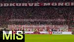 01.11.2025, Fussball Bundesliga 2025/2026, 9.Spieltag, FC Bayern Mnchen - Bayer Leverkusen, in der Allianz-Arena Mnchen, Bayern Fans in der Sdkurve mit Protest Plakat gegen Polizeiaktionen: Ob in Frankfurt oder Hamburg: die Polizei agiert mit Sippenhaft! Und in Zukunft werden dann alle mit SV bestraft? Das ist Polizeistaat und keine Prvention. (SV ist Stadionverbot)