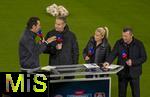 01.11.2025, Fussball Bundesliga 2025/2026, 9.Spieltag, FC Bayern Mnchen - Bayer Leverkusen, in der Allianz-Arena Mnchen, SKY-Sport-Tisch am Spielfeldrand mit v.li: Sebastian Hellmann, Trainer KasperHjulmand (Bayer Leverkusen), Julia Simic, Lothar Matthus,   