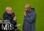 01.11.2025, Fussball Bundesliga 2025/2026, 9.Spieltag, FC Bayern Mnchen - Bayer Leverkusen, in der Allianz-Arena Mnchen, SKY-Sport Interview am Spielfeldrand mit Moderator Patrick Wasserziehr (li) und Trainer Vincent Kompany (FC Bayern Mnchen)  