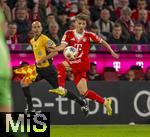 01.11.2025, Fussball Bundesliga 2025/2026, 9.Spieltag, FC Bayern Mnchen - Bayer Leverkusen, in der Allianz-Arena Mnchen, Lennart Karl (FC Bayern Mnchen) am Ball 