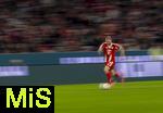 01.11.2025, Fussball Bundesliga 2025/2026, 9.Spieltag, FC Bayern Mnchen - Bayer Leverkusen, in der Allianz-Arena Mnchen, Spielszene in Bewegung. Konrad Laimer (FC Bayern Mnchen) 