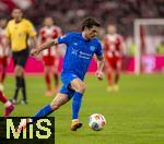 01.11.2025, Fussball Bundesliga 2025/2026, 9.Spieltag, FC Bayern Mnchen - Bayer Leverkusen, in der Allianz-Arena Mnchen, Jonas Hofmann (Leverkusen)  am Ball 