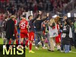 01.11.2025, Fussball Bundesliga 2025/2026, 9.Spieltag, FC Bayern Mnchen - Bayer Leverkusen, in der Allianz-Arena Mnchen, Man of the Match, Tom Bischof (Bayern Mnchen) macht ein Selfie