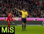 01.11.2025, Fussball Bundesliga 2025/2026, 9.Spieltag, FC Bayern Mnchen - Bayer Leverkusen, in der Allianz-Arena Mnchen, Schiedsrichter Deniz Aytekin zeigend  