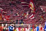 01.11.2025, Fussball Bundesliga 2025/2026, 9.Spieltag, FC Bayern Mnchen - Bayer Leverkusen, in der Allianz-Arena Mnchen, Bayernfans schwenken ihre Schals