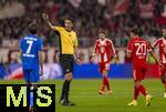 01.11.2025, Fussball Bundesliga 2025/2026, 9.Spieltag, FC Bayern Mnchen - Bayer Leverkusen, in der Allianz-Arena Mnchen, Schiedsrichter Deniz Aytekin zeigend  