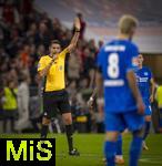 01.11.2025, Fussball Bundesliga 2025/2026, 9.Spieltag, FC Bayern Mnchen - Bayer Leverkusen, in der Allianz-Arena Mnchen, Schiedsrichter Deniz Aytekin zeigend  