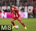 01.11.2025, Fussball Bundesliga 2025/2026, 9.Spieltag, FC Bayern Mnchen - Bayer Leverkusen, in der Allianz-Arena Mnchen, Tom Bischof (Bayern Mnchen) am Ball 