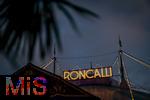 10.11.2025, Zirkus Roncalli, Gala Show von A.PPLAUS Xtra Jugendtheatercircus im
Circus-Theater Roncalli in Mnchen, Aussenansicht Zelt mit Leucht-Schriftzug RONCALLI