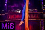 10.11.2025, Zirkus Roncalli, Gala Show von A.PPLAUS Xtra Jugendtheatercircus im
Circus-Theater Roncalli in Mnchen,  Artistin am Tuch-Trapez.