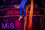 10.11.2025, Zirkus Roncalli, Gala Show von A.PPLAUS Xtra Jugendtheatercircus im
Circus-Theater Roncalli in Mnchen,  Artistin am Tuch-Trapez.