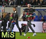 14.11.2025, Fussball WM-Qualifikation Europa 2025/26, 9.Spieltag,  Luxemburg - Deutschland, im Stade de Luxembourg (Croix de Gasperich, Luxemburg), Moderatorin Laura Wontorra (Deutschland) stckelt ber den Rasen.