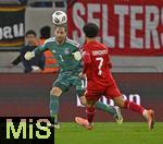 14.11.2025, Fussball WM-Qualifikation Europa 2025/26, 9.Spieltag,  Luxemburg - Deutschland, im Stade de Luxembourg (Croix de Gasperich, Luxemburg), v.l. Torwart Oliver Baumann (Deutschland) gegen Aiman Dardari (Luxemburg) 