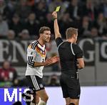 14.11.2025, Fussball WM-Qualifikation Europa 2025/26, 9.Spieltag,  Luxemburg - Deutschland, im Stade de Luxembourg (Croix de Gasperich, Luxemburg), Leon Goretzka (Deutschland) sieht die Gelbe Karte von Schiedsrichter John Brooks (England). 