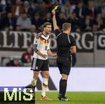 14.11.2025, Fussball WM-Qualifikation Europa 2025/26, 9.Spieltag,  Luxemburg - Deutschland, im Stade de Luxembourg (Croix de Gasperich, Luxemburg), Schiedsrichter John Brooks zeigt Leon Goretzka (Deutschland) die gelbe Karte,.