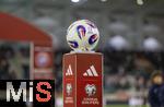 14.11.2025, Fussball WM-Qualifikation Europa 2025/26, 9.Spieltag,  Luxemburg - Deutschland, im Stade de Luxembourg (Croix de Gasperich, Luxemburg), Der Spielball liegt auf der Stele bereit.