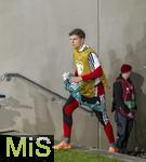 14.11.2025, Fussball WM-Qualifikation Europa 2025/26, 9.Spieltag,  Luxemburg - Deutschland, im Stade de Luxembourg (Croix de Gasperich, Luxemburg), Torwart Alexander N�bel (Deutschland) kommt aufs Spielfeld.