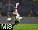 17.11.2025, Fussball WM-Qualifikation Europa 2025/26, 10.Spieltag,  Deutschland - Slowakei, in der Red-Bull-Arena Leipzig (Deutschland). Torwart Oliver Baumann (Deutschland) hechtet beim Aufwrmen den Ball hinterher