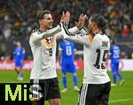 17.11.2025, Fussball WM-Qualifikation Europa 2025/26, 10.Spieltag,  Deutschland - Slowakei, in der Red-Bull-Arena Leipzig (Deutschland). v.l. Leon Goretzka (Deutschland) und Leroy Sane (Deutschland)  jubeln