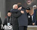 17.11.2025, Fussball WM-Qualifikation Europa 2025/26, 10.Spieltag,  Deutschland - Slowakei, in der Red-Bull-Arena Leipzig (Deutschland). Rudi V�ller (Deutschland) gratuliert National-Trainer Julian Nagelsmann (Deutschland) 