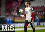 17.11.2025, Fussball WM-Qualifikation Europa 2025/26, 10.Spieltag,  Deutschland - Slowakei, in der Red-Bull-Arena Leipzig (Deutschland). Torwart Oliver Baumann (Deutschland) beim Aufw�rmen. 