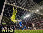 17.11.2025, Fussball WM-Qualifikation Europa 2025/26, 10.Spieltag,  Deutschland - Slowakei, in der Red-Bull-Arena Leipzig (Deutschland). Towart Martin Dubravka (Slowakei) dreckt sich zum Ball.