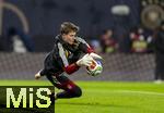 17.11.2025, Fussball WM-Qualifikation Europa 2025/26, 10.Spieltag,  Deutschland - Slowakei, in der Red-Bull-Arena Leipzig (Deutschland). Torwart Finn Dahmen (Deutschland) beim Aufw�rmen.