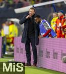 17.11.2025, Fussball WM-Qualifikation Europa 2025/26, 10.Spieltag,  Deutschland - Slowakei, in der Red-Bull-Arena Leipzig (Deutschland). v.li: Trainer Julian Nagelsmann (Deutschland) erkl�rt den Ersatzspielern seine Taktik, Ridle Baku (Deutschland), 
