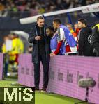 17.11.2025, Fussball WM-Qualifikation Europa 2025/26, 10.Spieltag,  Deutschland - Slowakei, in der Red-Bull-Arena Leipzig (Deutschland). v.li: Trainer Julian Nagelsmann (Deutschland) erkl�rt den Ersatzspielern seine Taktik, Ridle Baku (Deutschland), Felix Nmecha (Deutschland) 