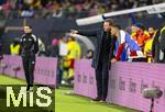 17.11.2025, Fussball WM-Qualifikation Europa 2025/26, 10.Spieltag,  Deutschland - Slowakei, in der Red-Bull-Arena Leipzig (Deutschland). v.li: Trainer Julian Nagelsmann (Deutschland) erkl�rt den Ersatzspielern seine Taktik, Ridle Baku (Deutschland), Felix Nmecha (Deutschland) 