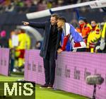 17.11.2025, Fussball WM-Qualifikation Europa 2025/26, 10.Spieltag,  Deutschland - Slowakei, in der Red-Bull-Arena Leipzig (Deutschland). v.li: Trainer Julian Nagelsmann (Deutschland) erkl�rt den Ersatzspielern seine Taktik, Ridle Baku (Deutschland), Felix Nmecha (Deutschland) 