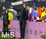 17.11.2025, Fussball WM-Qualifikation Europa 2025/26, 10.Spieltag,  Deutschland - Slowakei, in der Red-Bull-Arena Leipzig (Deutschland). v.li: Trainer Julian Nagelsmann (Deutschland) erkl�rt den Ersatzspielern seine Taktik, Ridle Baku (Deutschland), 