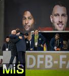 17.11.2025, Fussball WM-Qualifikation Europa 2025/26, 10.Spieltag,  Deutschland - Slowakei, in der Red-Bull-Arena Leipzig (Deutschland). Gl�ckliche Umarmung nach dem Sieg, v.li: Sportdirektor Rudi V�ller (Deutschland) und Trainer Julian Nagelsmann (Deutschland) 