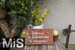 19.11.2025, Mindelheim im Unterallgu, im Garten steht ein Schild: Unkraut an Selbspflcker zu verschenken!