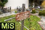 19.11.2025, Mindelheim im Unterallgu, im Garten steht ein Schild: Nur wer den Garten sorglich pflegt, weiss auch, da er ihm Frchte trgt.
