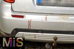 19.11.2025,  Bad Wrishofen im Unterallgu: Blutspuren an einem silbernen Wagen unter dem Kofferraum. (gestellte Szenerie) 