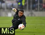 22.11.2025, Fussball Bundesliga 2025/2026, 11.Spieltag, FC Bayern Mnchen - SC Freiburg, in der Allianz-Arena Mnchen,  Torwart Noah Atubolu (SC Freiburg) 


