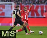 22.11.2025, Fussball Bundesliga 2025/2026, 11.Spieltag, FC Bayern Mnchen - SC Freiburg, in der Allianz-Arena Mnchen,  v.l. Maximilian Eggestein (SC Freiburg) gegen Jonathan Tah (FC Bayern Mnchen) 


