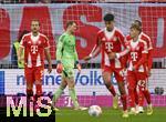 22.11.2025, Fussball Bundesliga 2025/2026, 11.Spieltag, FC Bayern M�nchen - SC Freiburg, in der Allianz-Arena M�nchen,  Die Bayern Spieler sind entt�uscht. v.l. Harry Kane (FC Bayern M�nchen), Torwart Manuel Neuer (FC Bayern M�nchen), Aleksandar Pavlovic (FC Bayern M�nchen), Lennart Karl (FC Bayern M�nchen) 


